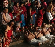 네팔 하누만테 강둑에서 기도하는 힌두교도들