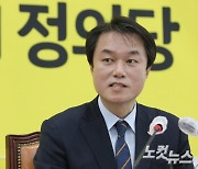 [속보]정의당, '성추행 혐의' 김종철 전 대표 당적 박탈