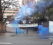 '레전드' 램파드 경질에 분노한 첼시 팬들, 홈구장 앞에서 시위.."쇼 하지마"