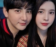 '서프라이즈' 박재현, 16살 연하 아내와 데이트..'똑닮은 부부'
