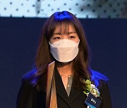 [T포토] 김이나 '손에 쥔 트로피'