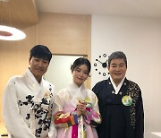 한여름, 대선배 진성+김종민과 함께 '찰칵'..'우리말 겨루기' 녹화장 공개