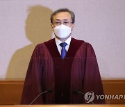 대심판정 들어서는 유남석 헌법재판관