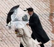강풍에 우산 꺾이고 마스크는 벗겨지고