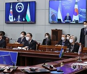 우즈베키스탄 대통령 인사말 듣는 문 대통령