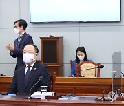 화상 정상회담 참석한 홍남기-강경화