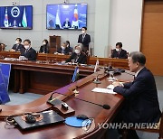 우즈베키스탄 대통령 인사말 듣는 문 대통령