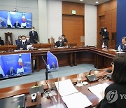 우즈베키스탄 대통령 인사말 듣는 문 대통령