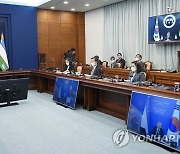 우즈베키스탄 대통령 인사말 듣는 문 대통령