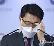 안경 고쳐쓰는 김진욱 공수처장