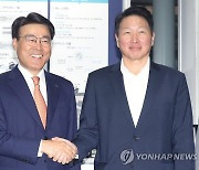 최태원-최정우 회장, 내일 1년만에 회동..함께 봉사활동