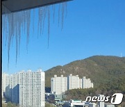 강추위에 '꽁꽁' 언 아파트 고드름..5차로 3시간 통제(종합)