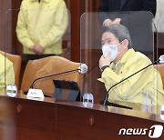 대화 나누는 이인영 장관과 홍정기 차관
