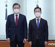 기념촬영하는 문재인 대통령과 박범계 장관