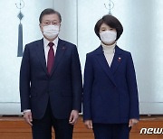 기념촬영하는 문재인 대통령과 한정애 장관