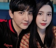"걸그룹?" '서프라이즈' 박재현,16세 연하 아내와 셀카 '화제'  [★SNS]