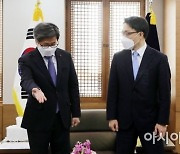 [포토]김진욱 공수처장 자리 안내하는 김명수 대법원장