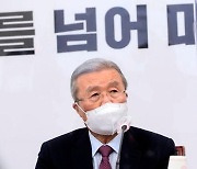 김종인에게 '법적조치' 예고한 靑..국민의힘 "의혹 소상히 밝히면 될 일"