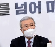靑 "김종인 '북한 원전추진 이적행위' 발언 무책임..법적 대응"