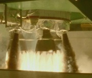 [사진] 누리호 로켓엔진 4기 결합 연소시험 성공