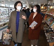 소상공인 찾은 박영선 "온라인 통한 상생" 강조