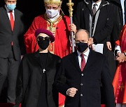 모나코 샤를린-알베르 2세 국왕 부부, 블랙으로 맞춘 공식석상 패션[포토엔HD]