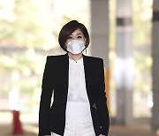 한혜진 '올화이트에 블랙 재킷으로 포인트 준 패션'[포토엔HD]