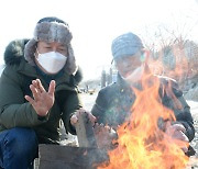'추위에 모닥불 쬐는 시민들'