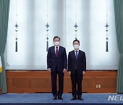 기념촬영 하는 문재인 대통령과 박범계 법무부장관