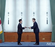 문재인 대통령, 박범계 법무부장관에게 임명장 수여