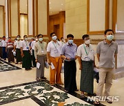 백신 접종 기다리는 미얀마 새내기 의원들