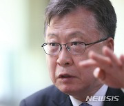 떠나는 강상현 방심위원장 "정치권이 독립성 위협"