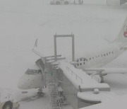 일본항공 여객기 악천후에 공항 불시착 활주로 폐쇄