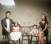 이지애♥김정근, 딸·아들과 화목한 가족사진..붕어빵 자녀들[★해시태그]
