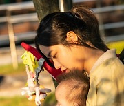 '아이' 김향기, 베이비시터 변신..온기 가득 힐링 스틸