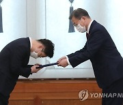 문 대통령, 박범계 장관에게 임명장 수여