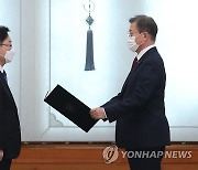 문 대통령, 박범계 장관에게 임명장 수여