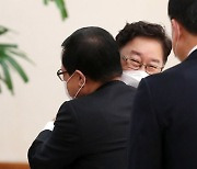 대통령 비서실장과 인사하는 박범계 장관