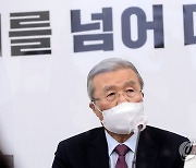 靑 "김종인 '이적행위' 발언, 북풍공작과 다름없다"