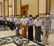 새 의회 개원 앞두고 코로나19 백신접종 기다리는 미얀마 국회의원들