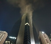 서울 을지로 기업은행 빌딩서 불..소방 진화 중