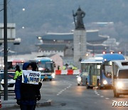 '김진숙 복직 위해 50미터 간격 1인 시위'