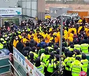 [영상] 인천 청라 건설현장서 노조 간 백여 명 몸싸움