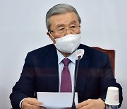 김종인 '이적행위' 발언 논란 확산.."턱없는 억측" vs "된통 걸려"