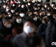 "기본권 제한에 무감각"..국민 희생으로 버틴 K방역, 올해는 변해야