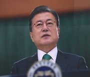 휴일 여권 총반격..靑 "철지난 색깔론" 국민의힘 비판