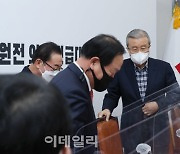 [포토]'대북원전의혹 긴급대책회의 참석하는 김종인'