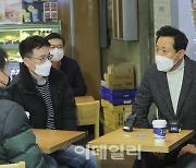 [포토]오세훈, '명동 자영업자들 고충 청취'