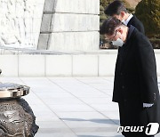 대전현충원 참배하는 박범계 장관