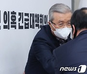 인사나누는 김종인 비대위원장